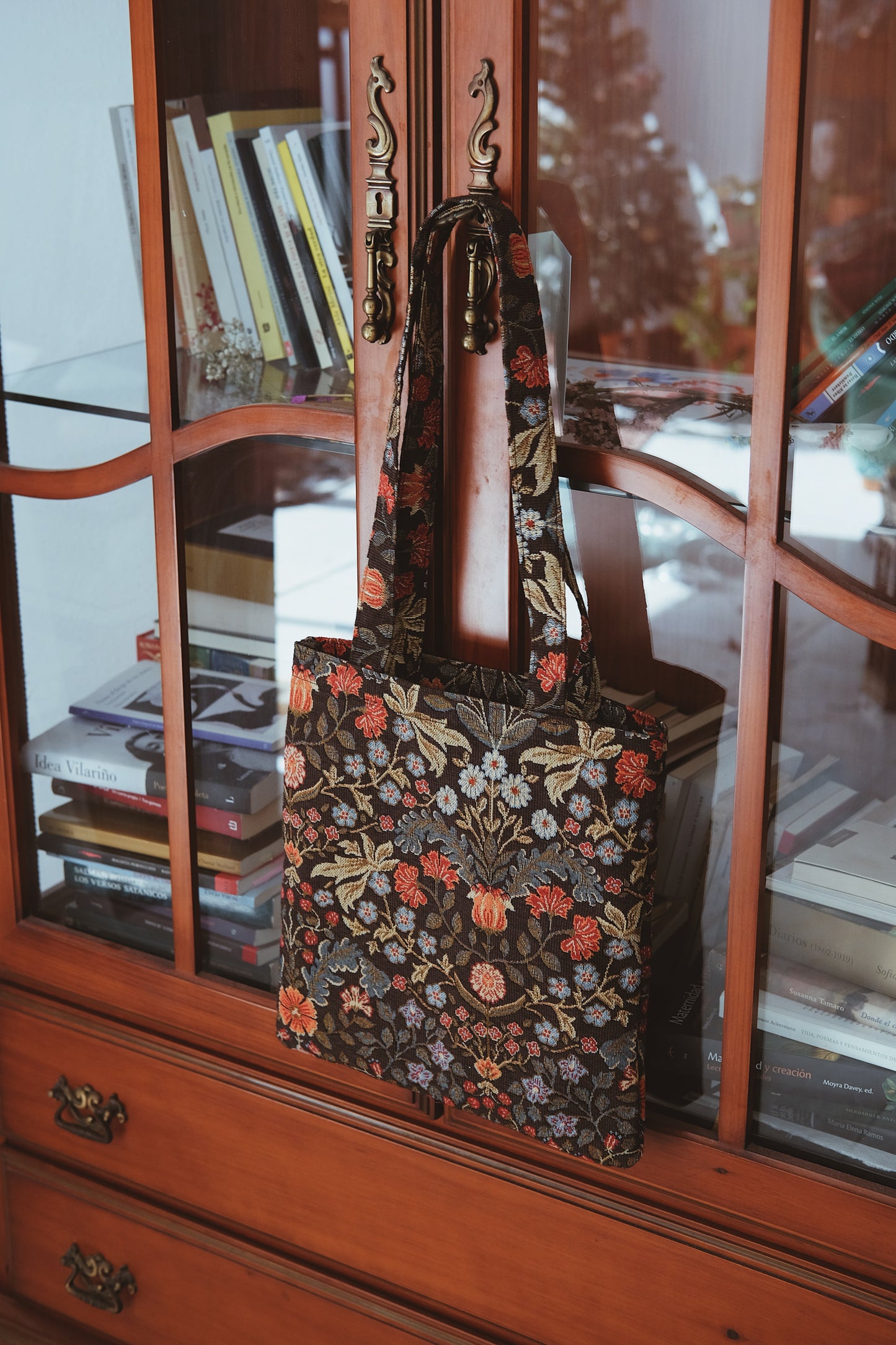 Tote bag negra con flores